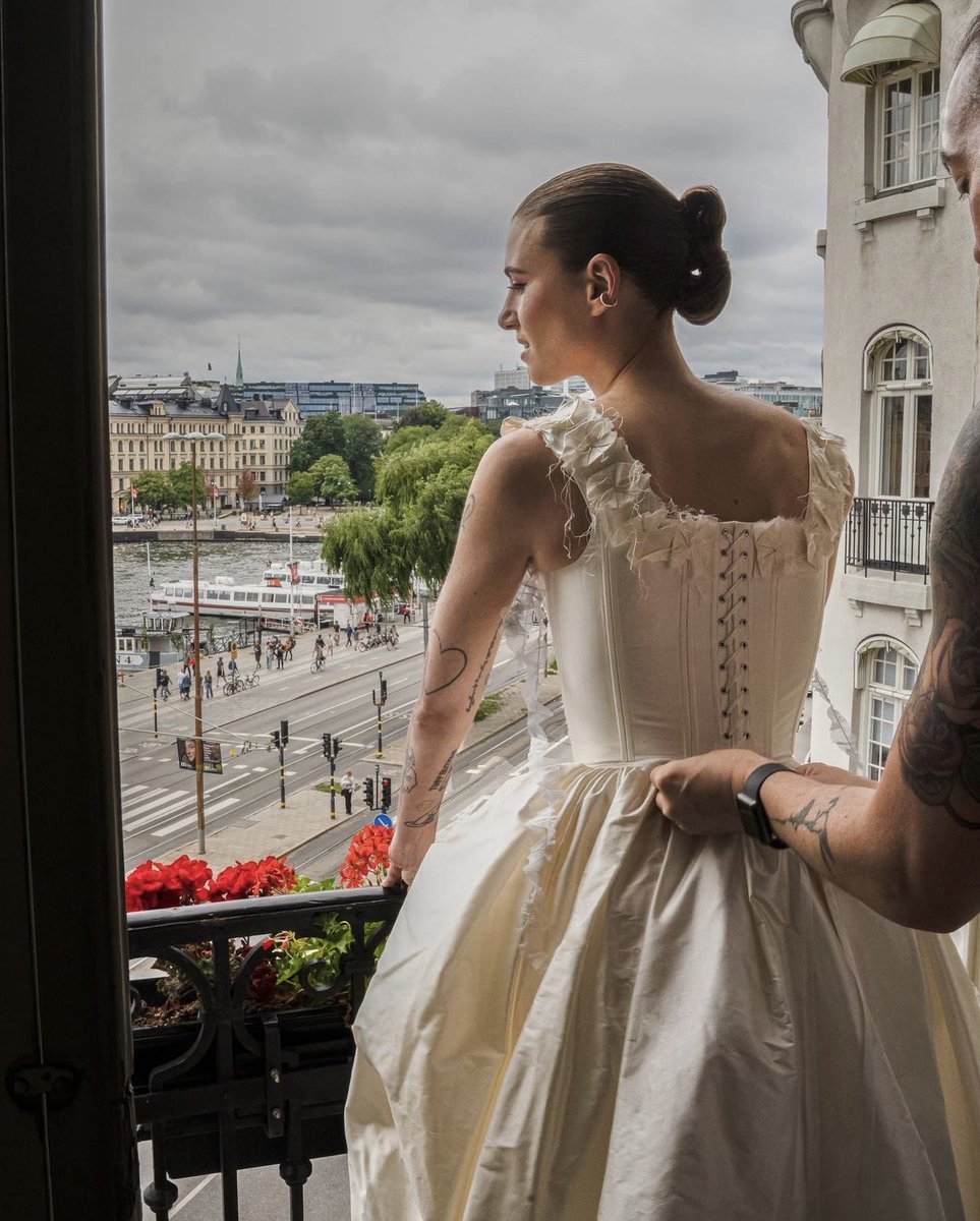 MIUCClAMUSE's tweet photo. vogue scandinavia editor allyson shiffman getting married in a custom corseted dilara findikoglu gown with miu miu flats, A LITERAL DREAM https://t.co/eCNZlIY4gZ