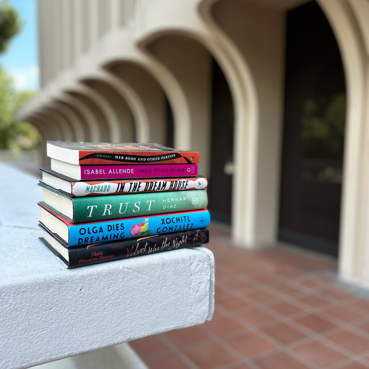 📚✨ #HispanicHeritageMonth concludes this week but it's always a good time to delve into noteworthy books by Latino authors! From powerful memoirs to historical fiction, their stories & voices are vital. #Latinx 🔖 Explore the @ucilibraries list: bit.ly/3PEpEZU