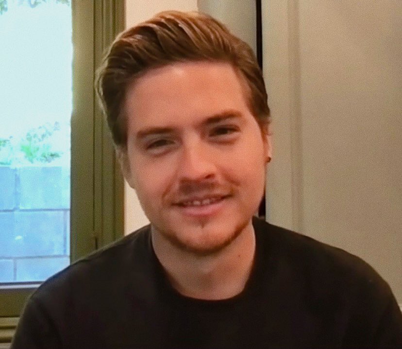 LeonSKennedyv's tweet image. Buenos y frescos días, ogros y ogras.