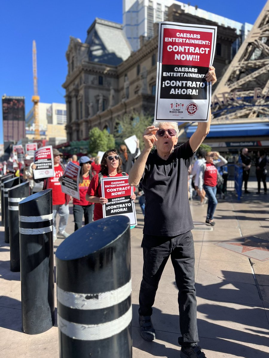 KhaliaPatterson's tweet photo. @culinary226 members are on the picket lines at the @ParisVegas hotel, @parkmgm and @TheLINQ today to show what’s at stake if they officially strike. This is the first time the union has picketed in decades. Although this is not an official strike, members say they’re ready. https://t.co/SMnEQM4XAs