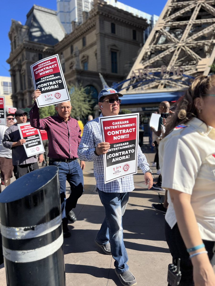KhaliaPatterson's tweet photo. @culinary226 members are on the picket lines at the @ParisVegas hotel, @parkmgm and @TheLINQ today to show what’s at stake if they officially strike. This is the first time the union has picketed in decades. Although this is not an official strike, members say they’re ready. https://t.co/SMnEQM4XAs
