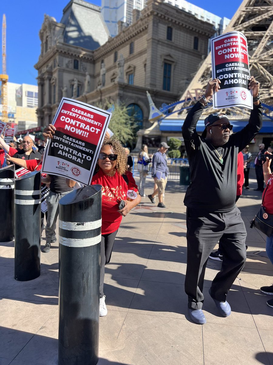 KhaliaPatterson's tweet photo. @culinary226 members are on the picket lines at the @ParisVegas hotel, @parkmgm and @TheLINQ today to show what’s at stake if they officially strike. This is the first time the union has picketed in decades. Although this is not an official strike, members say they’re ready. https://t.co/SMnEQM4XAs