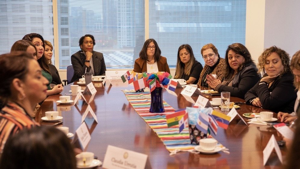 LtGovStratton's tweet photo. I was thrilled to sit down with Latina women in business who are making a difference for #TeawiththeLG. They have opened doors for the next generation of hardworking women + BIPOC communities.
By listening to the wisdom in the room, we can pave the way to a brighter future. https://t.co/npCzlWI9QY