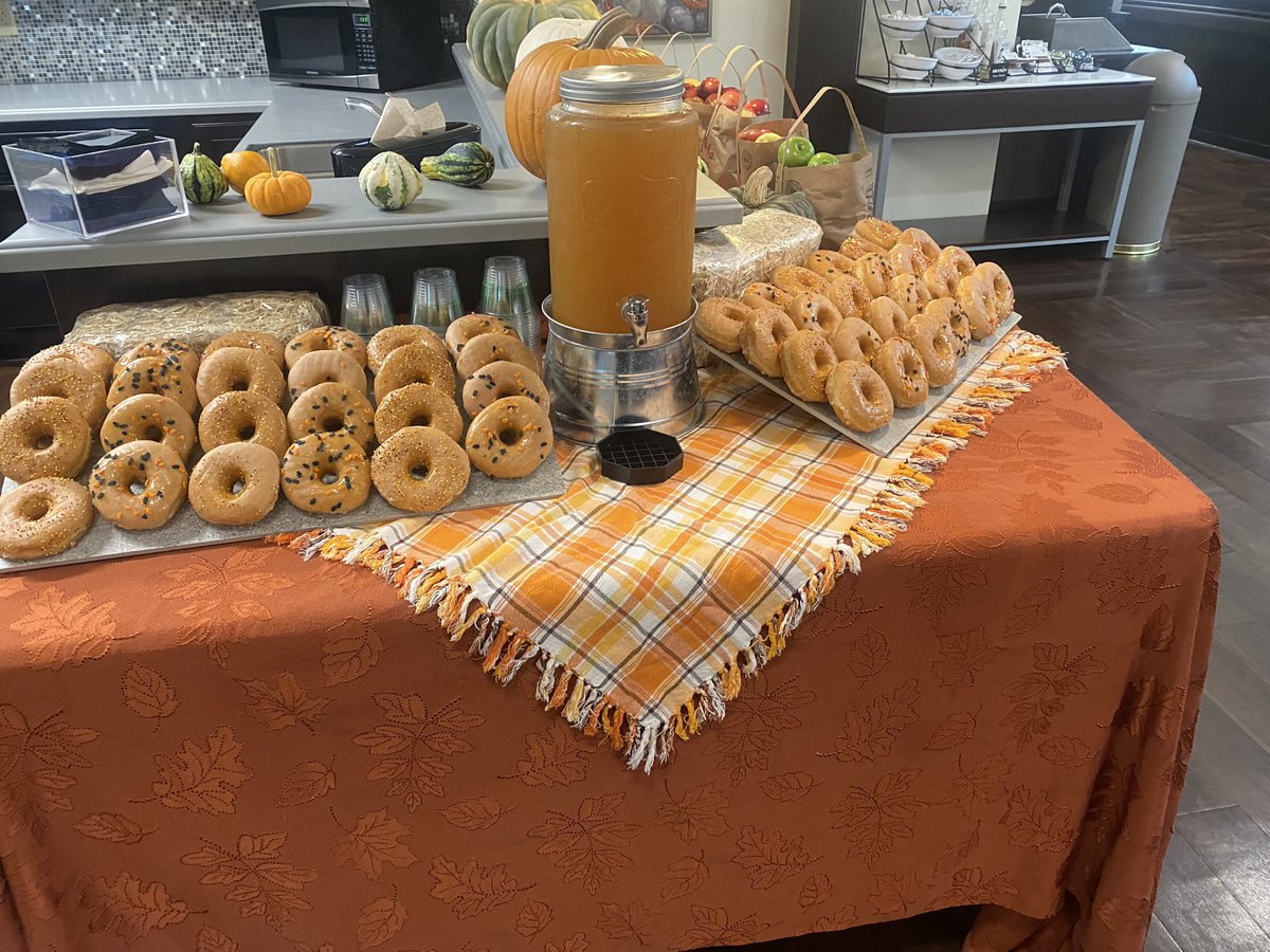 ChefChrisRajner's tweet image. The Apple Orchard @LakesOfSylvania is now open! We picked up apples from Macqueens Orchard so all of the residents could experience picking out an apple! We made sure not to forget the cider and donuts! @TrilogyLiving #TheTrilogyDifference #TrilogyChefsRock