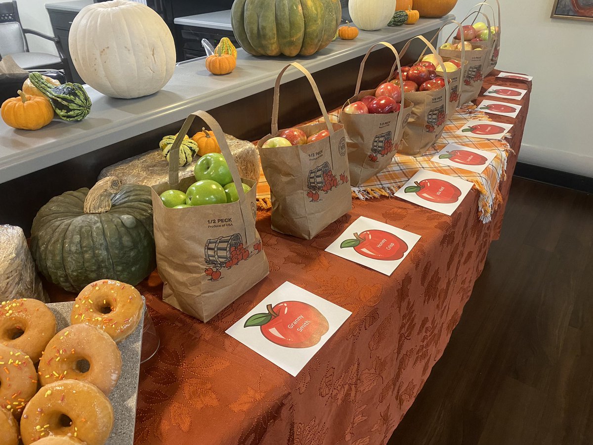 ChefChrisRajner's tweet image. The Apple Orchard @LakesOfSylvania is now open! We picked up apples from Macqueens Orchard so all of the residents could experience picking out an apple! We made sure not to forget the cider and donuts! @TrilogyLiving #TheTrilogyDifference #TrilogyChefsRock