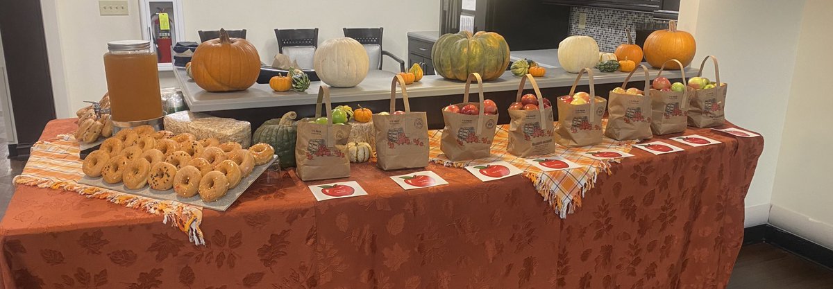 ChefChrisRajner's tweet image. The Apple Orchard @LakesOfSylvania is now open! We picked up apples from Macqueens Orchard so all of the residents could experience picking out an apple! We made sure not to forget the cider and donuts! @TrilogyLiving #TheTrilogyDifference #TrilogyChefsRock
