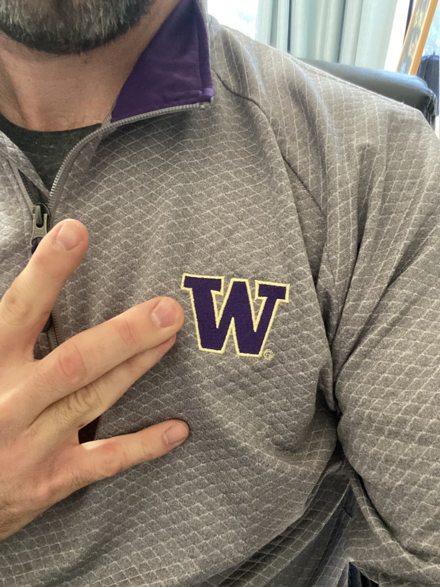 heyhalverson's tweet photo. @UWBolt @UWSquints @uwchelsita @uwleah @HoodHusky @Hooligan7_StSUW @evanfeather42 @eriggs @JoshuaTufts @MisterRooney @UWFBopinions @Tequilla_UW @UWpsychopath @UWAthletics @cat_clark @Barstoolhuskies @Pattapit @simplyseattle Thursday: still rockin the UW gear all week. Very happy to see a fellow Husky decked out in purple on a large Zoom mtg yesterday. Keep it going, Husky X!
#WashingtonWeek https://t.co/lq2WsqfxAP