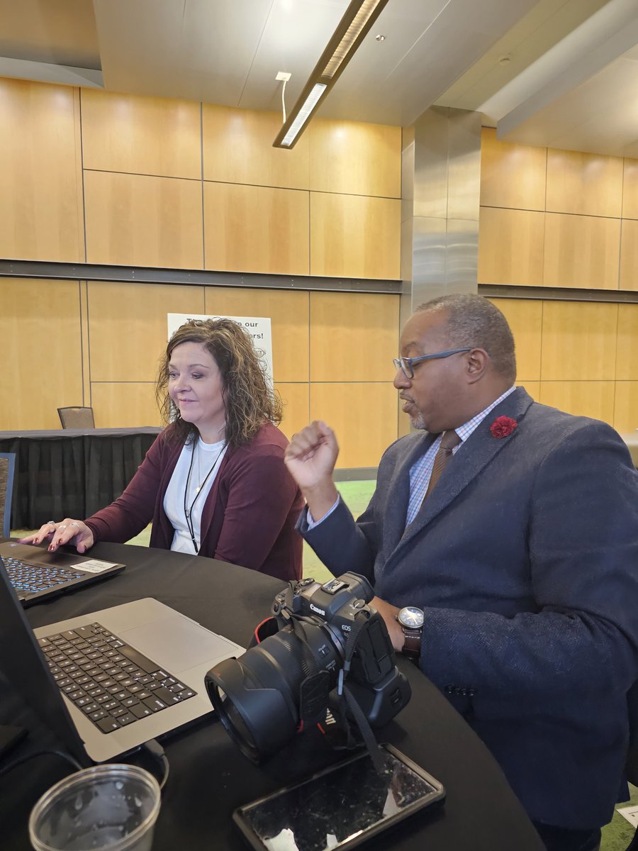 TMWohlfield's tweet photo. That one time at #IASHRM23 when @ShawnLeeStudios breaks into a photography learning session with an #HRPro #Photographer at lunch #priceless https://t.co/TSao3GpedH