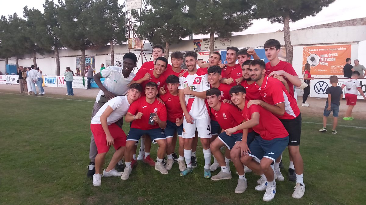 SER_Toledo's tweet photo. 📷 Una auténtica fiesta la que se vive en el campo de fútbol de Quintanar de la Orden, tras imponerse al Zona Norte de Madrid 

👥 Unos 2.500 aficionados han arropado al @CDQuintanar1, quienes siguen en modo Copa https://t.co/pWZ5jkiK2J