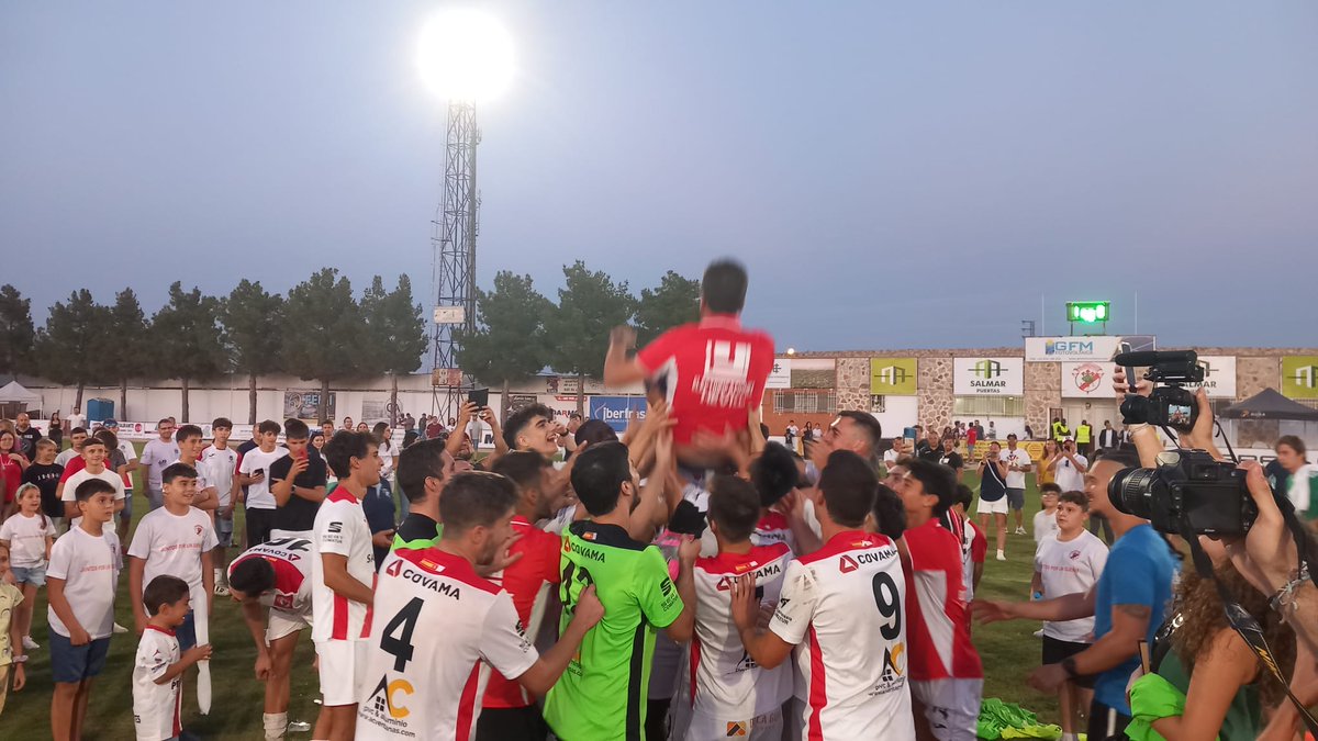 SER_Toledo's tweet photo. 📷 Una auténtica fiesta la que se vive en el campo de fútbol de Quintanar de la Orden, tras imponerse al Zona Norte de Madrid 

👥 Unos 2.500 aficionados han arropado al @CDQuintanar1, quienes siguen en modo Copa https://t.co/pWZ5jkiK2J
