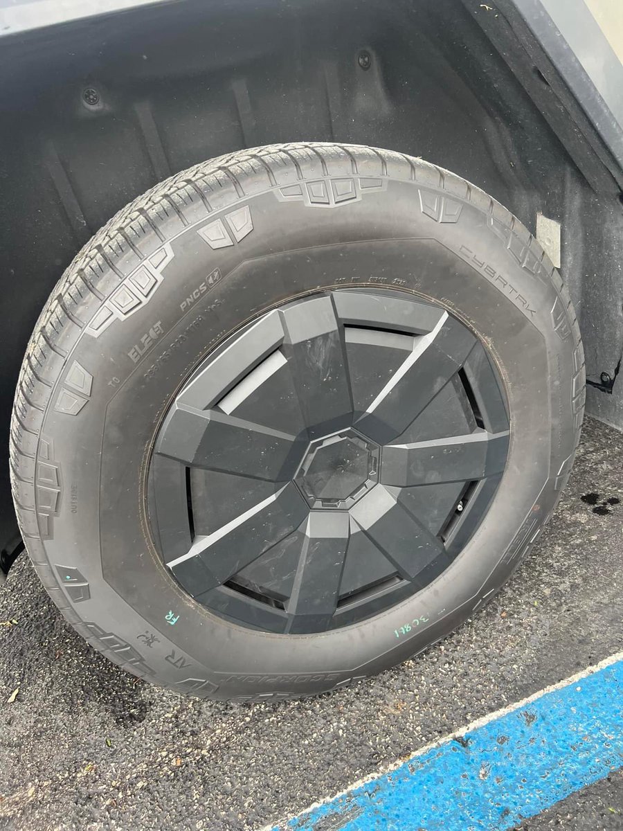greggertruck's tweet photo. Cybertruck with Perelli tires and the new aero caps

Check out the wiper in action also! https://t.co/snnxnGwmGX