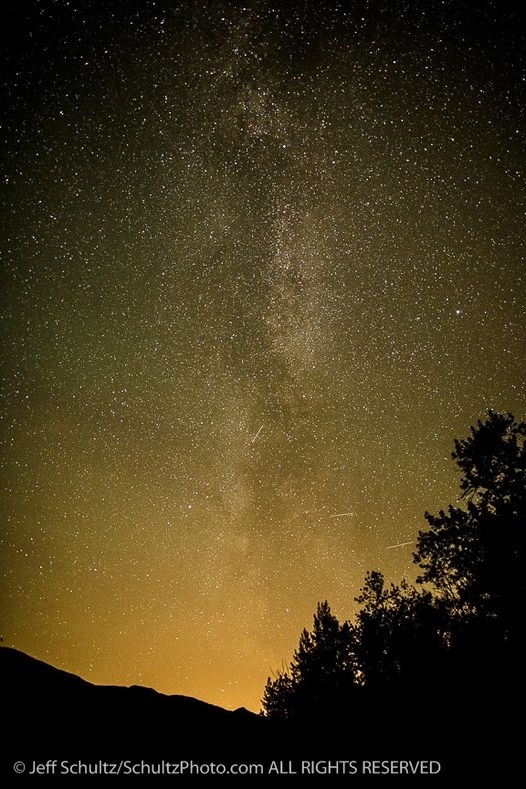 IditarodJeff's tweet photo. Happy Throwback Thursday!!! The year was 2020....The air is getting crisper here in Alaska as we rush through autumn into winter.
#JeffSchultzPhotography #nightsky #stars https://t.co/maJiXcRiBb