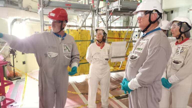 AlexMartin33000's tweet photo. ☢️ Pour atteindre nos objectifs de neutralité carbone, nous devons compter sur la puissance #nucléaire. 

Cette semaine, je visitais avec @FZ_Cestas la centrale nucléaire du Blayais, partenaire durable en #Gironde, que nous soutenons pour l’accueil de nouveaux réacteurs EPR2. https://t.co/lb6K3sasVz