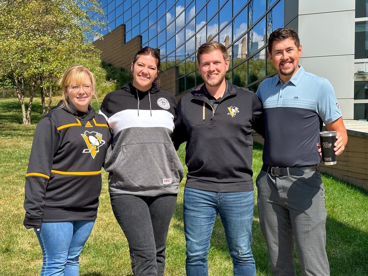 penguins's tweet image. Cheers to beers and Penguins prizes! 🍻

Check out our upcoming @CoorsLight Watch Night locations and stop by for a chance to win Pens tickets, signed merch, apparel (see below), and more: pens.pe/3RXtErl