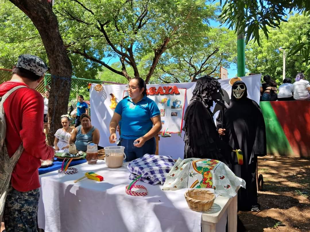 ¡Expo-folclore!🎭🍛🥛

🇳🇮La Comunidad Educativa del Centro Tecnológico Cmdte. Hugo Chávez Frías de Managua conmemora el Día de la Resistencia Indígena, Negra y Popular con la Expo-Folclore 2023, promoviendo el arte, cultura y gastronomía de nuestros pueblos afrodescendientes.