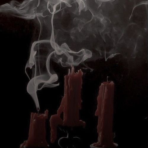 Когда в стенах моей обители последний раз были гости? Я и не припомню. Быть приверженцем старых почитаний неправильно. 
Цикличность обременительна. 
Тем не менее, я рад, что сегодня ты здесь. 
Посмотри в небо, алая луна для вас подарок. 

Мое правление будет вам лучшим будущим.