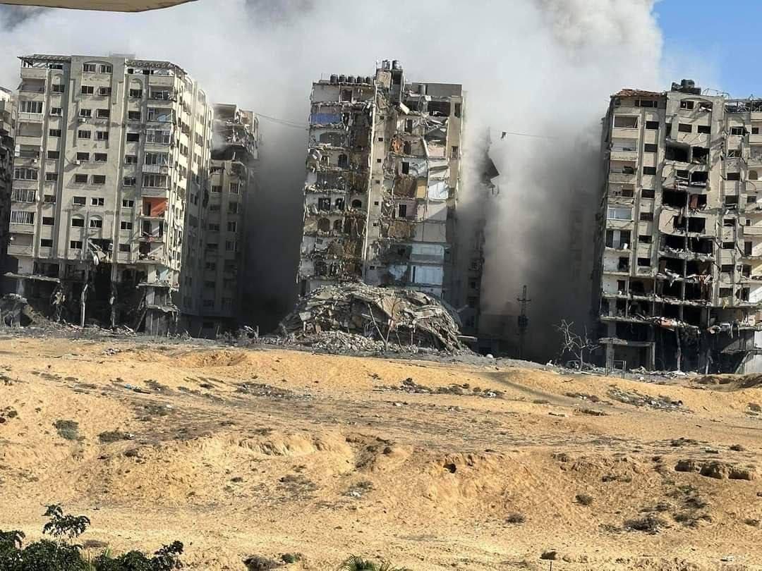Yaos2019's tweet photo. Israeli occupation warplanes continue their unrelenting aggression on the besieged #Gaza Strip, targeting residential buildings with violent air raids. #StandWithGaza #GazaUnderAttack https://t.co/lklcnvNquV