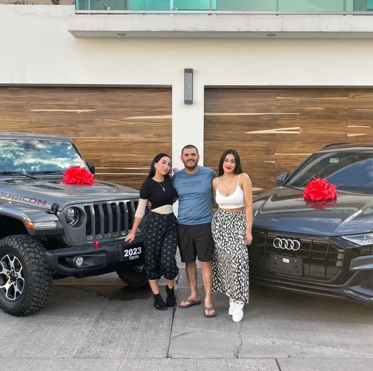 SOYGRUPERO's tweet image. ¡Adóptanos Komander! 😩😅 
#Komander se lució al regalarle lujosos carros a sus hijas #AnahiRios y #KeniaRios 😍👸🏻👸🏻
