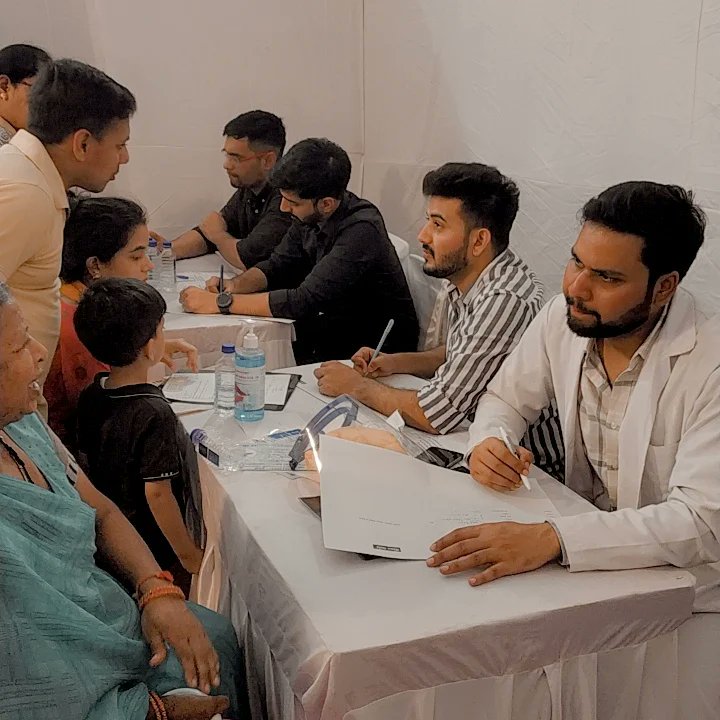 cell_good's tweet photo. इंदौर की गुड गवर्नेंस सेल की टीम ने श्री @KailashOnline जी और श्री @jaroliya_dr के मार्गदर्शन में मां कनकेश्वरी देवी गरबा मैदान, इंदौर में सबसे बड़े मुफ्त स्वास्थ्य शिविर में भाग लिया।@RAMESHMENDOLA1 जी,विधायक इंदौर-2,और @AkashVOnline जी,विधायक इंदौर-3 से मार्गदर्शन प्राप्त हुआ। https://t.co/ZAGLm68wOR