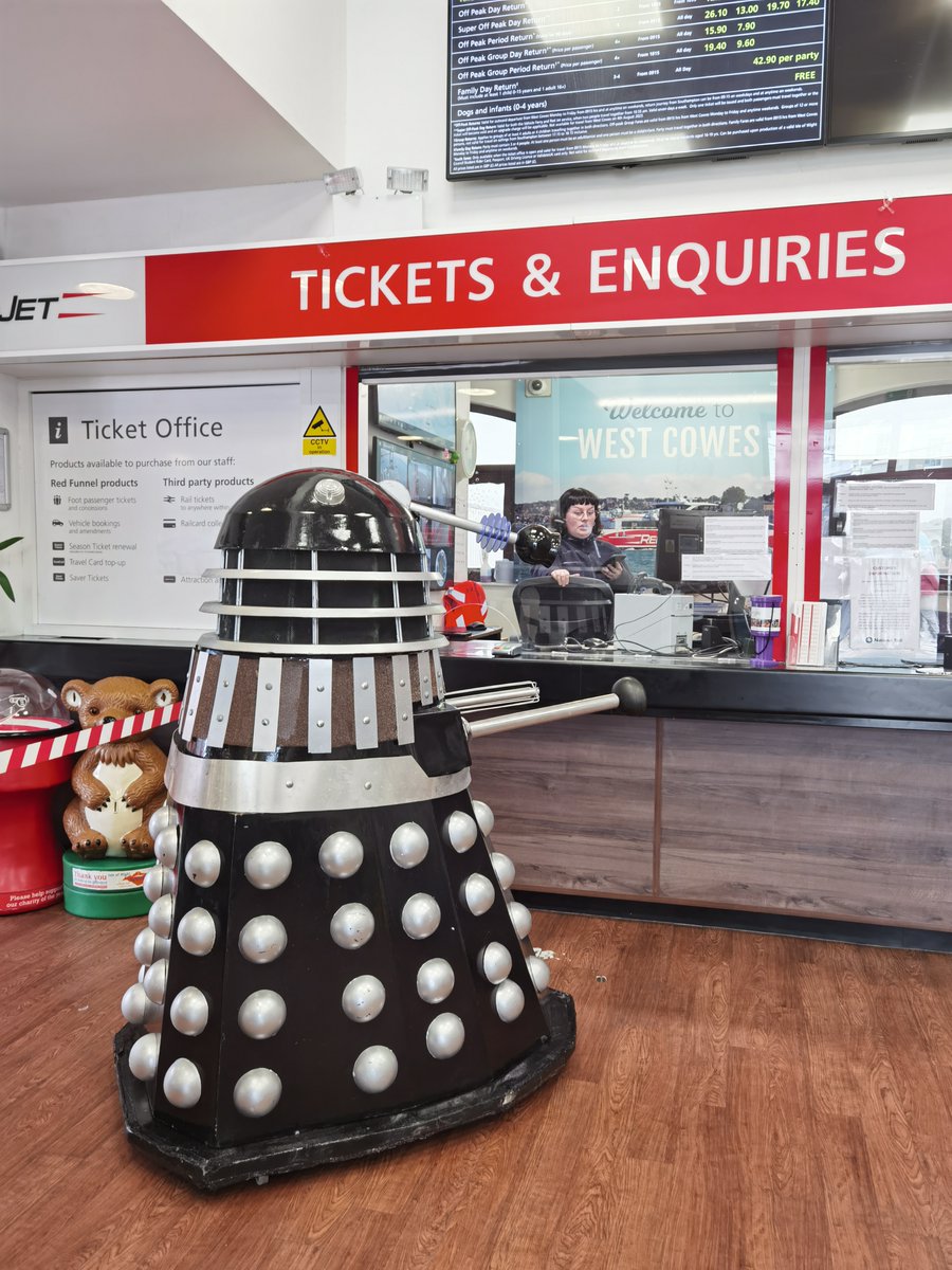 RedFunnelFerry's tweet photo. Did anyone spot an unusual customer at our West Cowes Terminal today?!🤔

Luckily, they experienced excellent customer service and did not EXTERMINATE...

Thanks to Leif Marriner for the snaps 📸

#IsleofWight #IOW #Cowes #RedFunnel #RedJet #FanTCCon @fantccon https://t.co/MuRY8t0wMI
