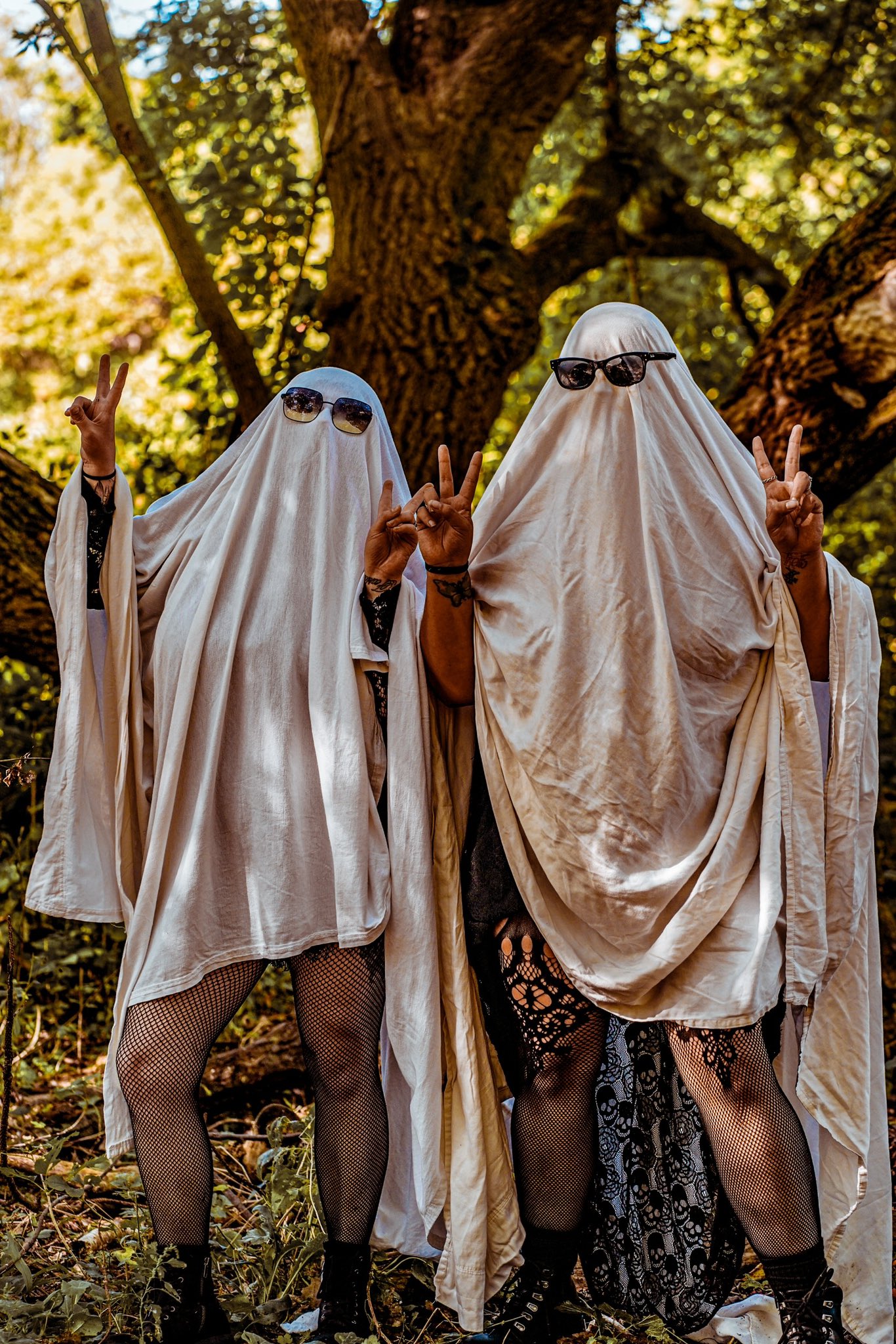 2 pic. Happy fuckin spooky season 🖤 https://t.co/RzA53jzHFj