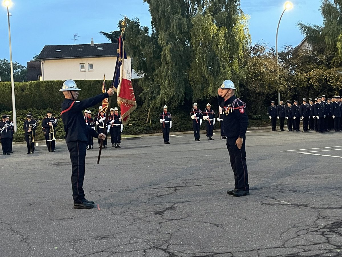 Sdis_95's tweet photo. Les sapeurs-pompiers du Val d’Oise étaient également réunis pour la passation de commandement du centre de secours d’Eaubonne entre le capitaine Tourgis et le capitaine Abi-Khalil. 
Cette cérémonie symbolisait également le départ en retraite du capitaine Tourgis après une belle et longue carrière au #Sdis95. 🚒
Bonne continuation à vous ! 👏🏻