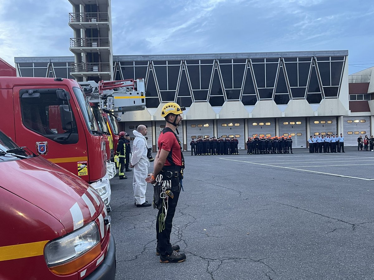 Sdis_95's tweet photo. Les sapeurs-pompiers du Val d’Oise étaient également réunis pour la passation de commandement du centre de secours d’Eaubonne entre le capitaine Tourgis et le capitaine Abi-Khalil. 
Cette cérémonie symbolisait également le départ en retraite du capitaine Tourgis après une belle et longue carrière au #Sdis95. 🚒
Bonne continuation à vous ! 👏🏻