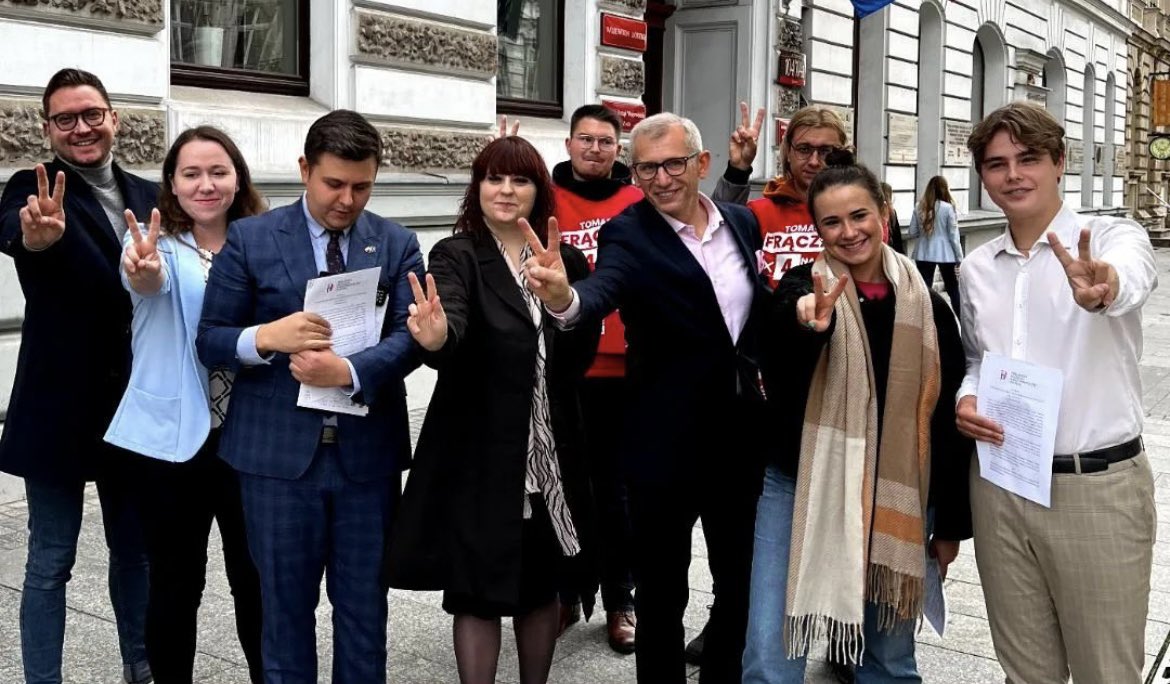 ✌️MŁODZI MAJĄ GŁOS‼️Dziś w <a href="/Miasto_Lodz/">Łódź</a> wraz z młodymi zaprezentowaliśmy uchwałę <a href="/parlament_mrp/">Parlament Młodych Rzeczypospolitej Polskiej</a> ➖ „Nic o nas bez nas”dot. udziału młodego pokolenia w sprawowaniu władzy publicznej. Zostały zaprezentowane potrzeby i oczekiwania aktywnej młodzieży od przyszłych posłów i senatorów.