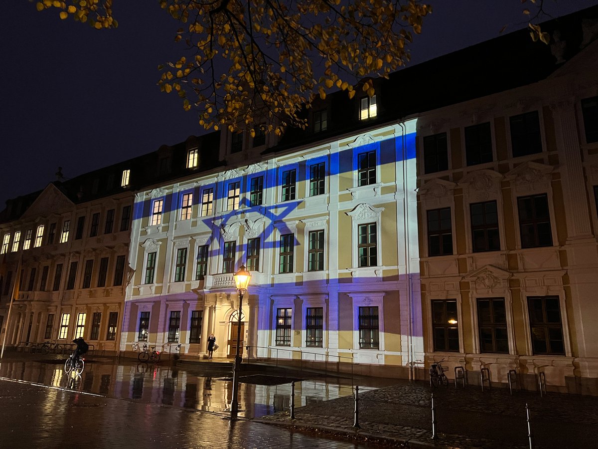 LT Sachsen-Anhalt (@landtag_lsa) on Twitter photo Als Zeichen der Solidarität erstrahlte der Landtag von #SachsenAnhalt am Abend in den israelischen Nationalfarben. Zu Beginn der Plenarsitzung hatte <a href="/PraesidentLT_ST/">Dr. Gunnar Schellenberger</a>, im Namen des #ltlsa, den terroristischen Angriff auf #Israel🇮🇱 auf das Schärfste verurteilt. Als Zeichen der Solidarität erstrahlte der Landtag von #SachsenAnhalt am Abend in den israelischen Nationalfarben. Zu Beginn der Plenarsitzung hatte <a href="/PraesidentLT_ST/">Dr. Gunnar Schellenberger</a>, im Namen des #ltlsa, den terroristischen Angriff auf #Israel🇮🇱 auf das Schärfste verurteilt.