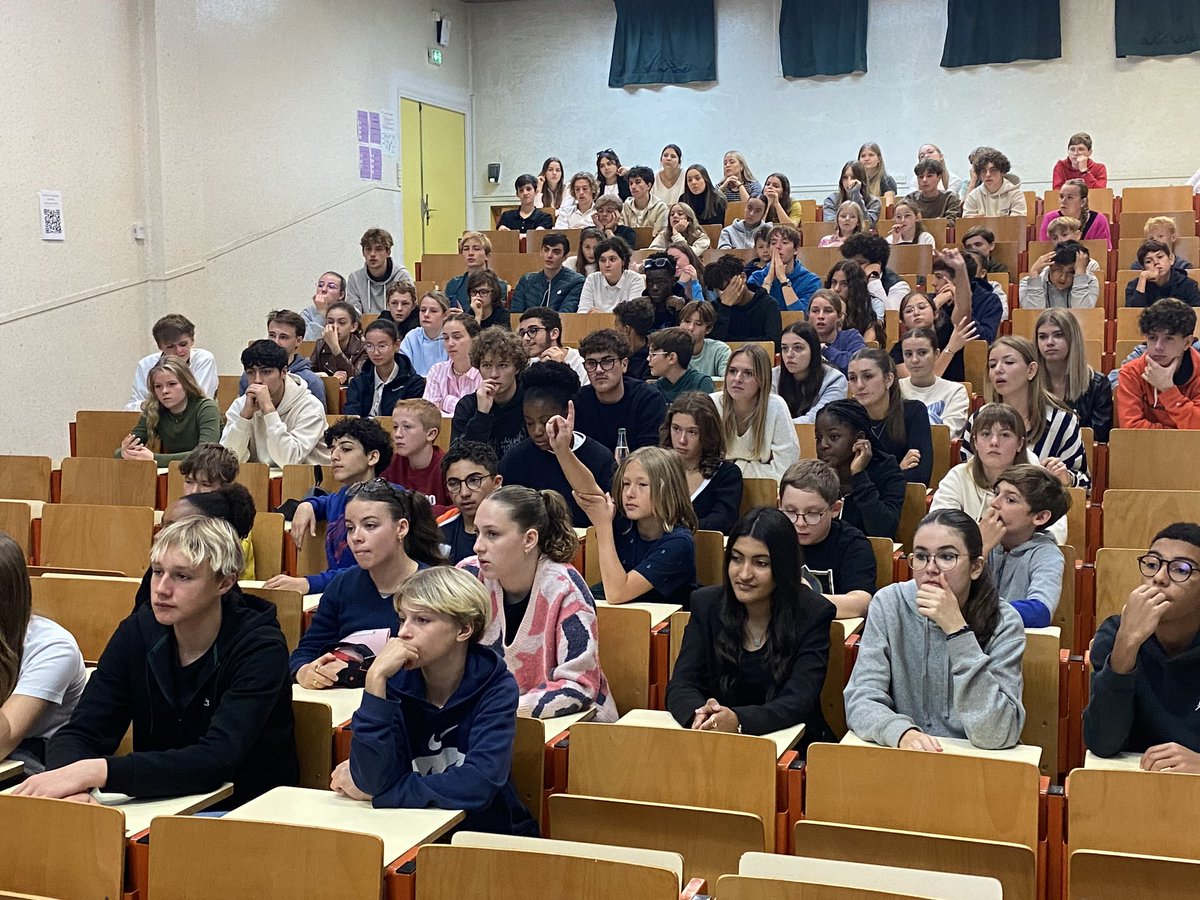 hautsdefrance's tweet photo. 🏊‍♂️ Nos sportifs en action !

👏 Un grand merci à @MewenTomac, un ambassadeur et membre de la #TeamHDF qui est intervenu devant une centaine d’élèves du lycée Sainte-Famille d’#Amiens, en #hautsdefrance.

✅ Un bel échange et de beaux moments de partage ! https://t.co/gAJN8LHGQw