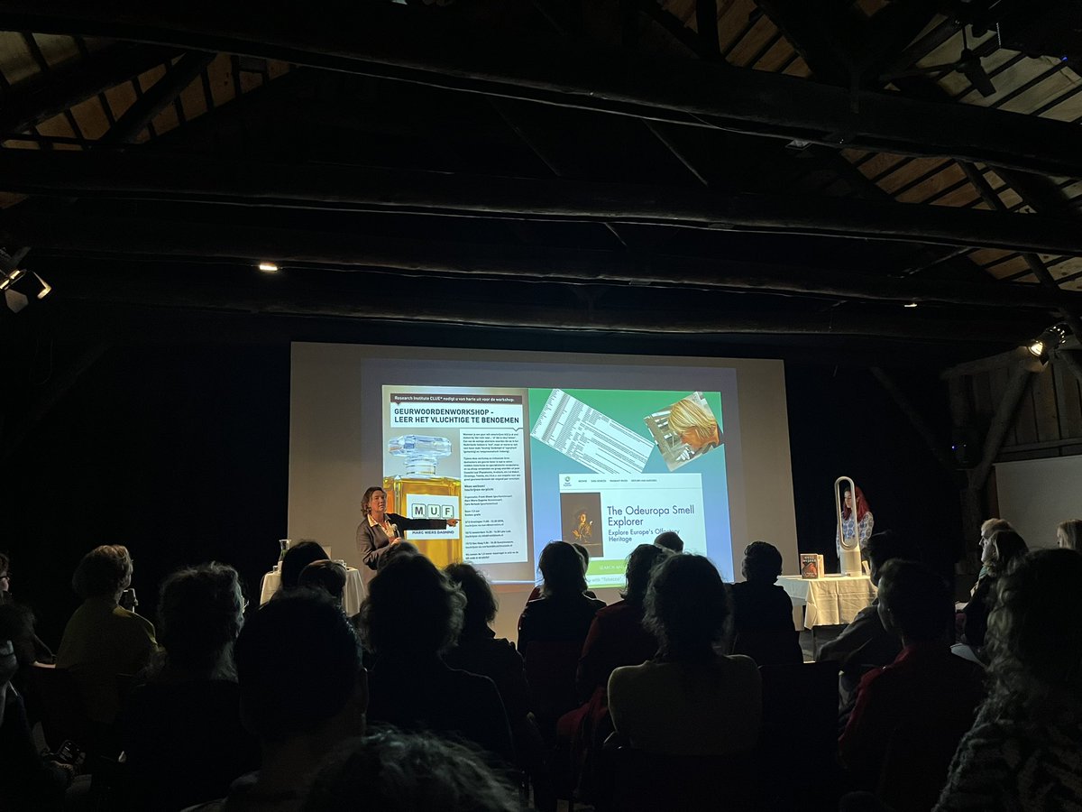 Happening now: <a href="/IngerLeemans/">Inger Leemans</a> presenting NeusWijzer in a sold out <a href="/mediamatic/">Mediamatic</a>