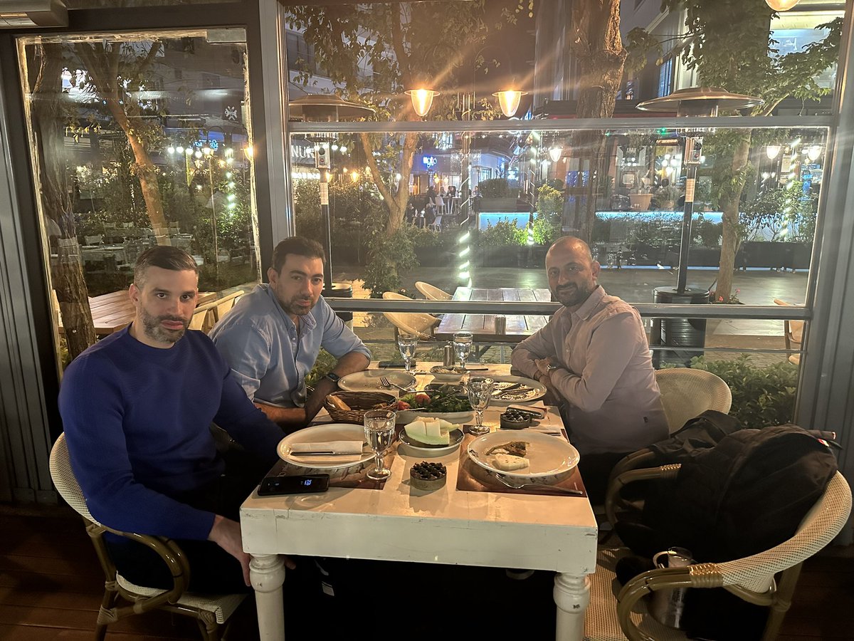 GunesTahir's tweet photo. Aile olabilmek… İşte bütün mesele bu… Birbirine güvenmek ve inanmak. Biz birbirine güvenen, inanan güçlü bir aileyiz. İyi ki yollarımız sizle kesişti. Size güveniyor ve inanıyorum. 🦅🤍🖤
@nedimyucel6 
#DušanAlimpijević https://t.co/Jullgfs1Ob