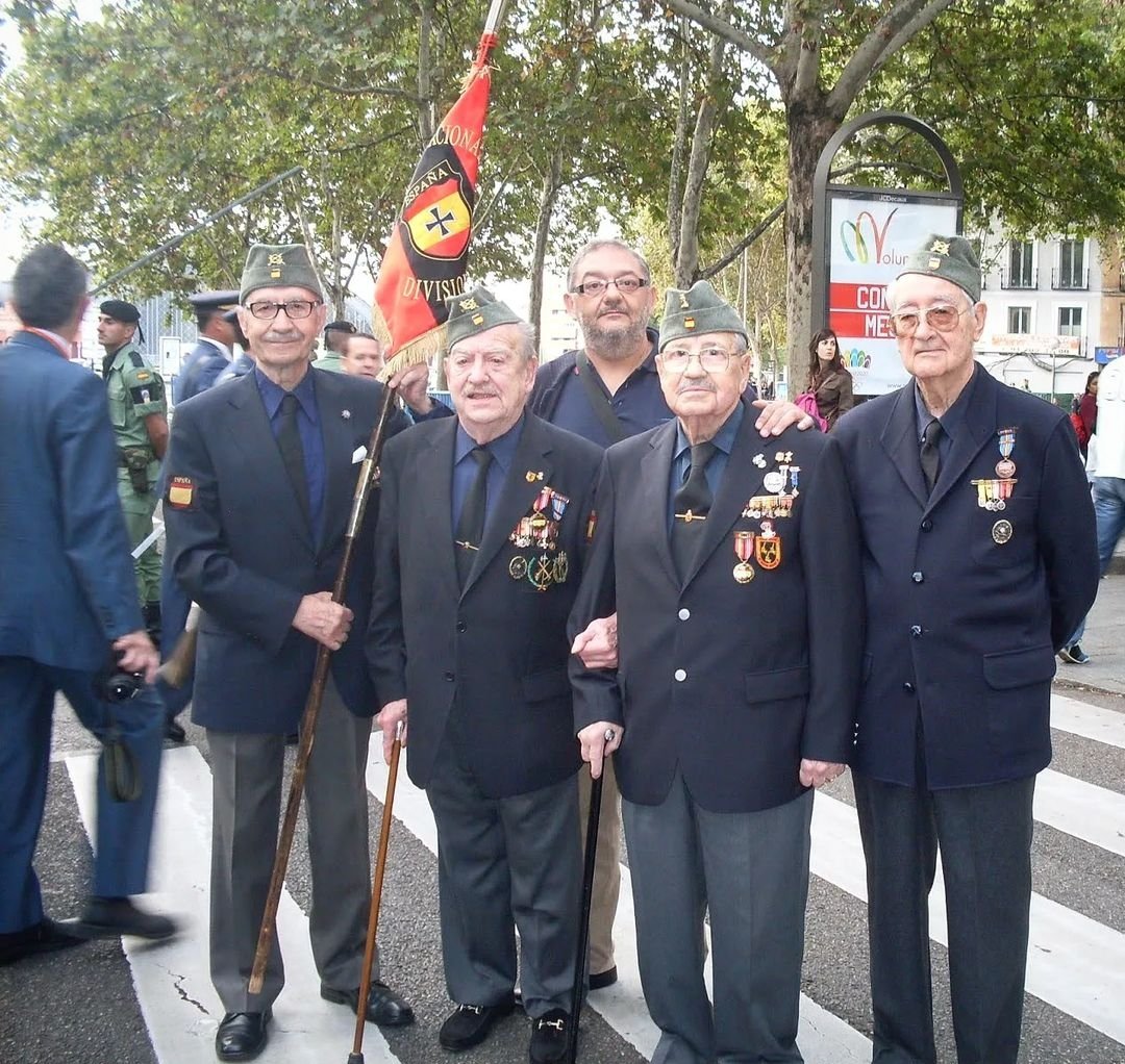 devenireuropeo's tweet photo. 🚩El 12 de oct. de 2012, fue la última vez que miembros de la División Azul participaron en el desfile de la Fiesta Nacional, encuadrados como veteranos de las Fuerzas Armadas. Nunca debemos olvidar nuestra gloriosa historia, ni a nuestros valientes héroes. ¡Feliz 12 de octubre! https://t.co/cTNzz3EOn6