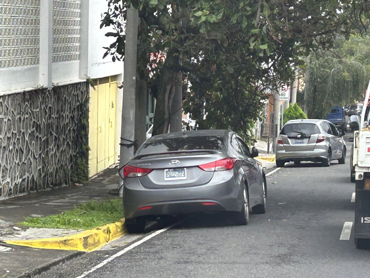 Espiderman_Sv's tweet photo. Aquí voy bajando por la novena calle Poniente , carros estacionados libremente a la izquierda, y ciclovía la derecha !! @VMTElSalvador  cuándo van a levantar todos estos vehículos mal estacionados? https://t.co/2flL9j3hRU