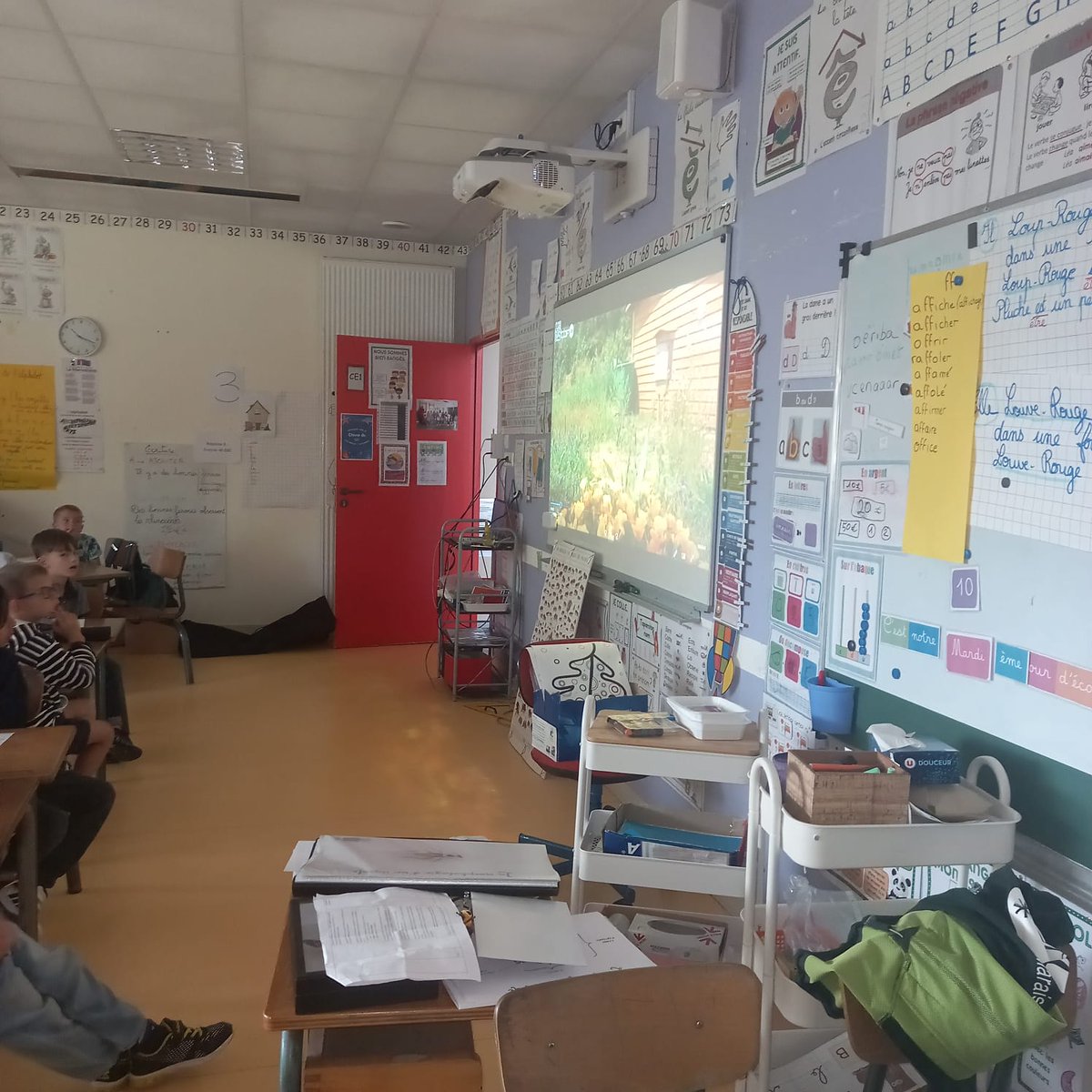 ecolecharron's tweet photo. @FeteScience pour les CE1 avec Angèle du @pmaraispoitevin "atelier découvrir les abeilles sauvages". Dessins d'insectes, vidéo sur les Osmies, quiz sur les insectes leur rôle, leur nombre : 40.000 espèces différentes rien qu'en France ! @AunisAtlantique @17Sciences https://t.co/Wivt5mFbvE