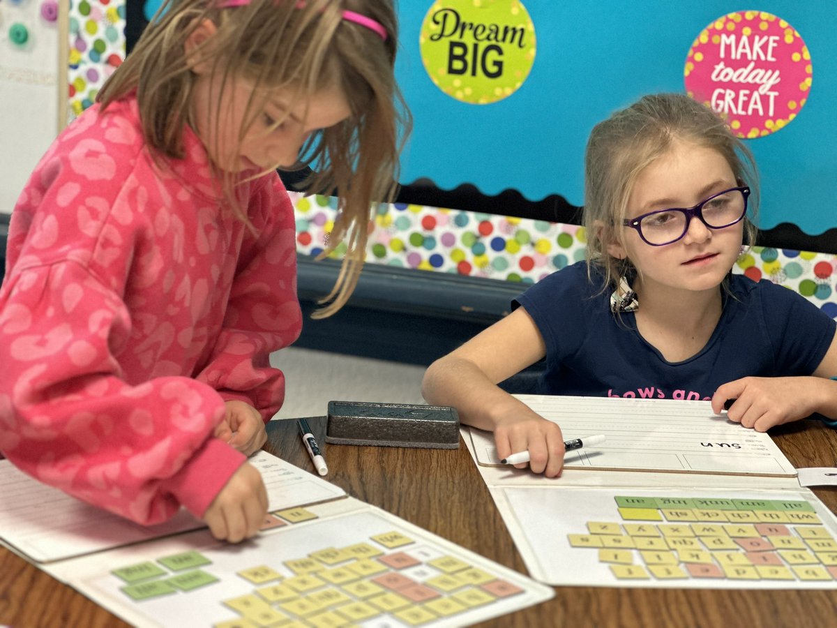 PSDSeylar's tweet photo. Ss in Ms. Simonds classroom are receiving a Fundations lesson focusing on CVC patterns, diagraphs, and onsets. 

Kudos second graders on your word attack skills!  #seylar #pennridgeproud @PennridgeSD https://t.co/S6ULiInPQE