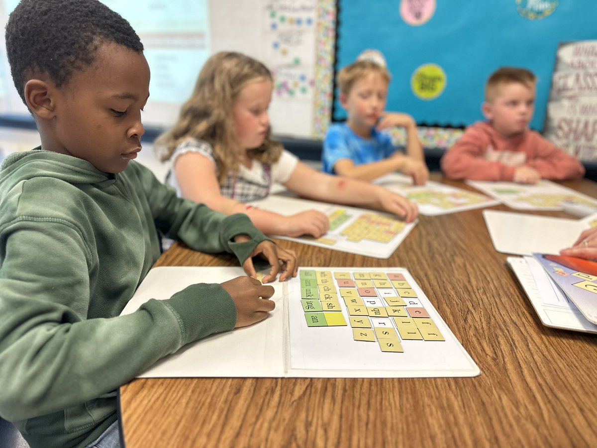 PSDSeylar's tweet photo. Ss in Ms. Simonds classroom are receiving a Fundations lesson focusing on CVC patterns, diagraphs, and onsets. 

Kudos second graders on your word attack skills!  #seylar #pennridgeproud @PennridgeSD https://t.co/S6ULiInPQE