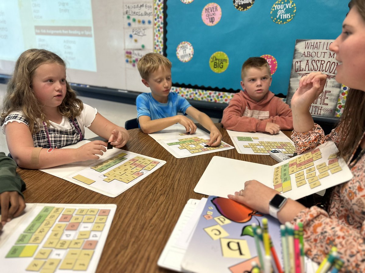 PSDSeylar's tweet photo. Ss in Ms. Simonds classroom are receiving a Fundations lesson focusing on CVC patterns, diagraphs, and onsets. 

Kudos second graders on your word attack skills!  #seylar #pennridgeproud @PennridgeSD https://t.co/S6ULiInPQE