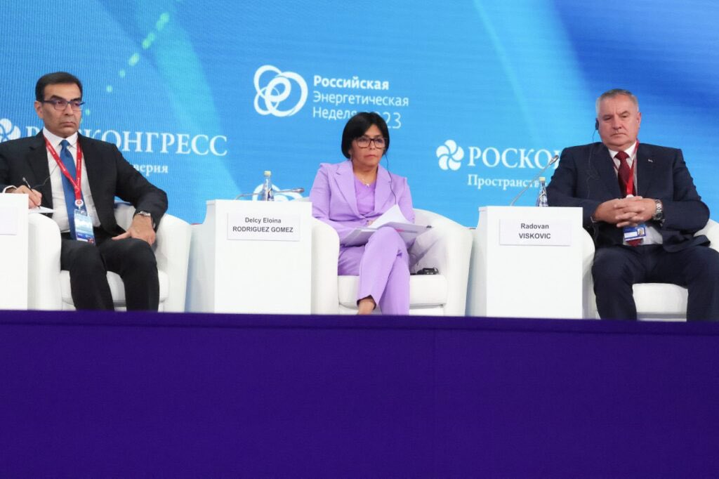 #12Oct En el Foro Semana de la Energía Rusa, que se desarrolla en Moscú,la vicepresidenta, <a href="/delcyrodriguezv/">Delcy Rodríguez</a> , destacó que Venezuela sigue creciendo en lo económico a pasar de las medidas coercitivas impuestas por Estados Unidos y la Unión Europea.
#SomosResistenciaIndígena