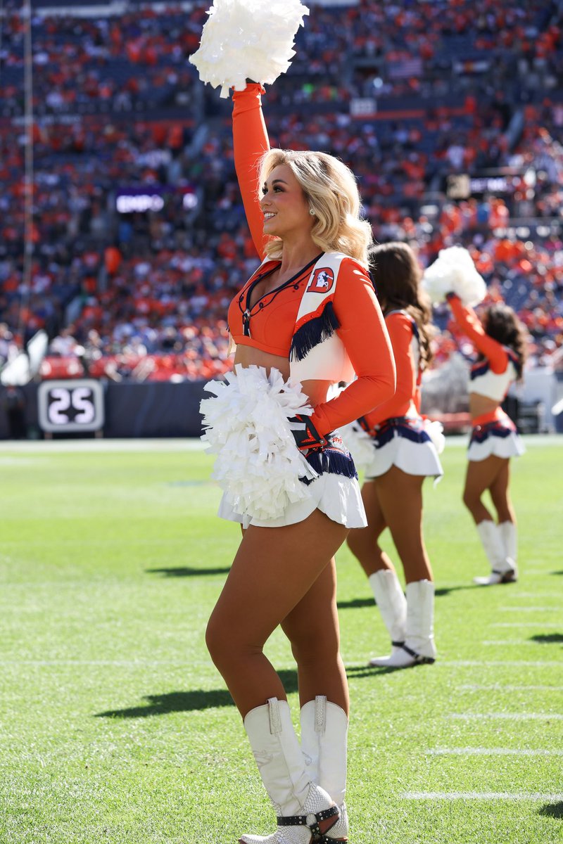 Oh heyyyyyyyy👋🏼, GAME DAY! Who else is ready to #beatthechiefs?! 🧡💙🙌🏼

#tnf #broncos #DENvsKC #dbc2023