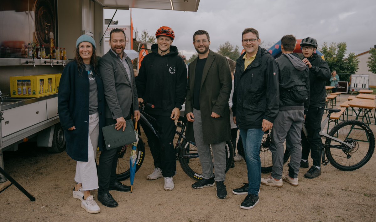 LuebkeJessi's tweet image. Bad Staffelstein Eröffnung Pumptrack #pumptrack #pumptracks #eröffnung #thinkbig #Bayern #thermenkönigin #marcdieckmann #bmx #mtb #dirtbike #bikelife #webuildyouride