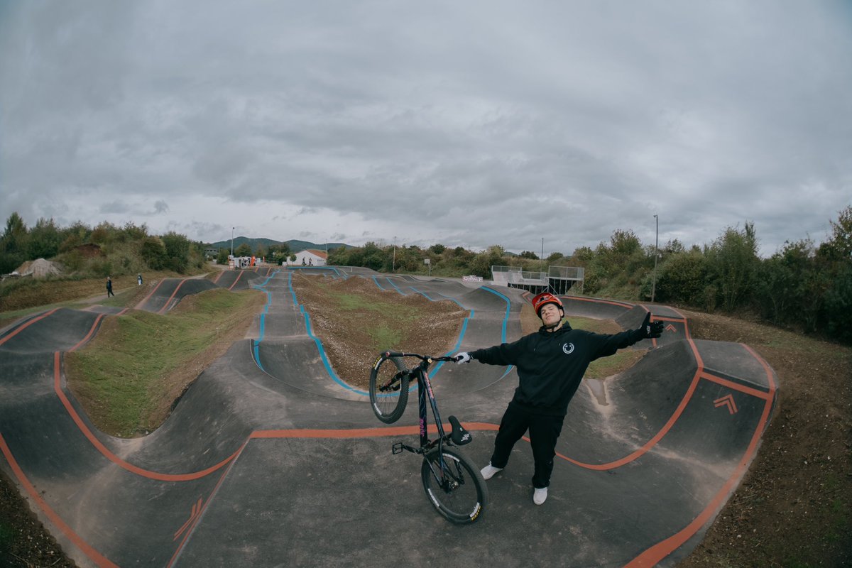 LuebkeJessi's tweet image. Bad Staffelstein Eröffnung Pumptrack #pumptrack #pumptracks #eröffnung #thinkbig #Bayern #thermenkönigin #marcdieckmann #bmx #mtb #dirtbike #bikelife #webuildyouride