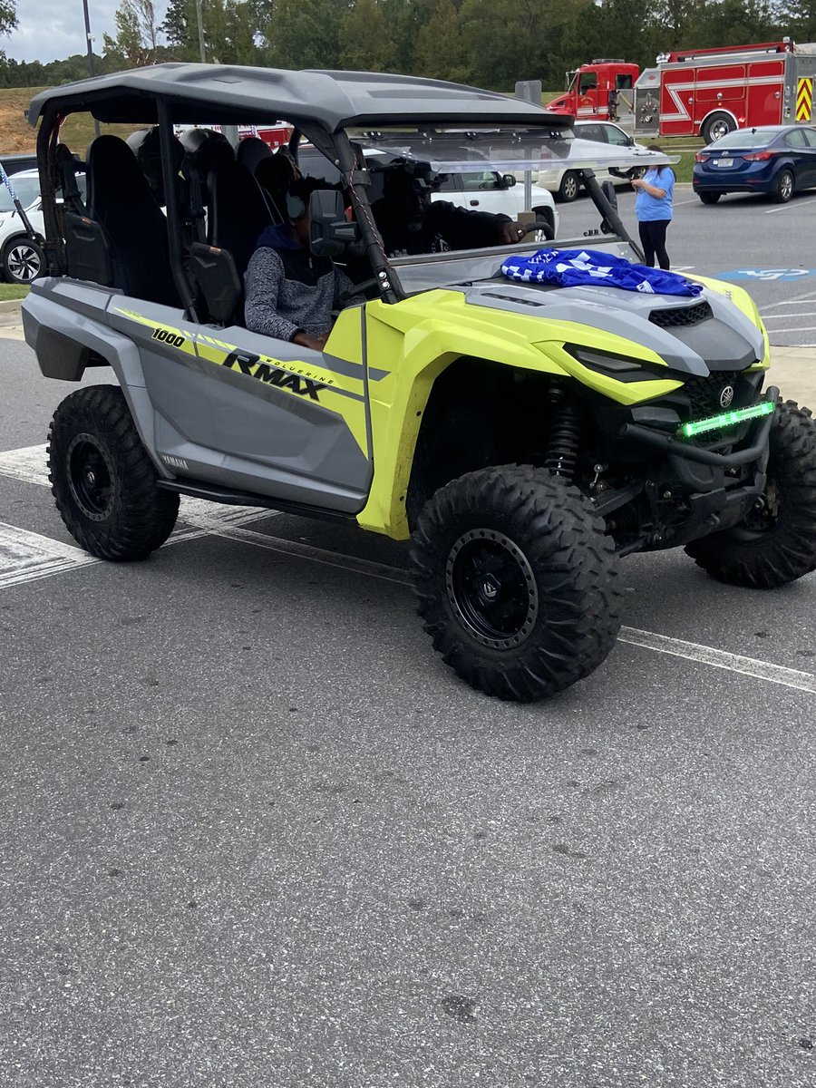 MrsJFord2's tweet photo. HOCO parade! 💙🤍🐶 @Winterboro_High https://t.co/m4V5jHkCPF