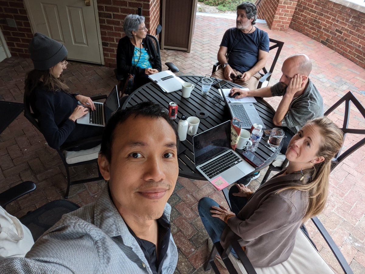 COVID has pushed many newsrooms to use pre-prints for stories. Will this practice grow or shrink? And how should newsrooms use them? @TriangleSCI brought us together to tackle these Qs. Diverse group we are. And I'm not even counting our owl.