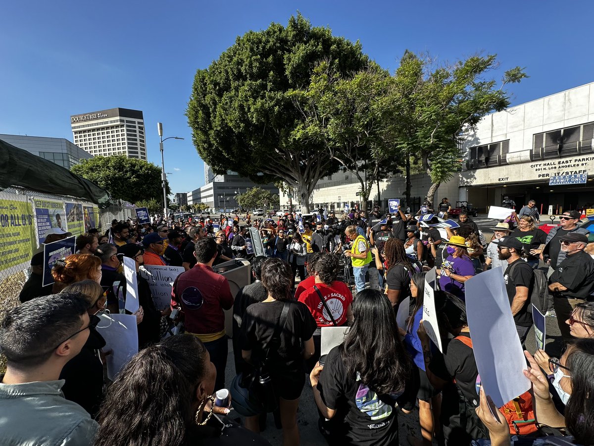 EveryoneIn_LA's tweet image. Yesterday we rallied for the launch of the @FixLANow . We locked arms to assert that LA’s workers will be the people that can fix la, make it more affordable, end houselessness, and ensure better wages fot city workers. 

@SEIU721 @LALabor @publicbankla @All4Transit