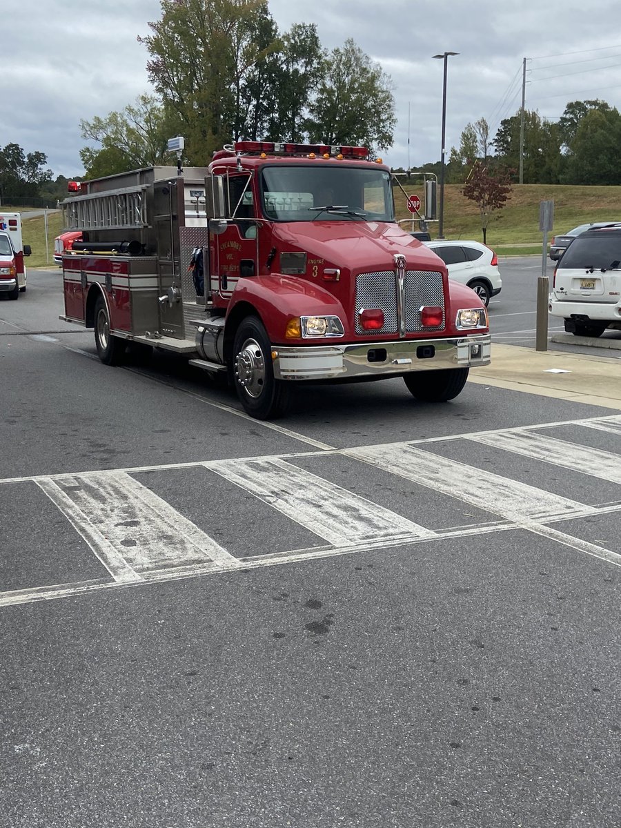 MrsJFord2's tweet photo. HOCO parade! 💙🤍🐶@Winterboro_High https://t.co/r7b3yiPqe3
