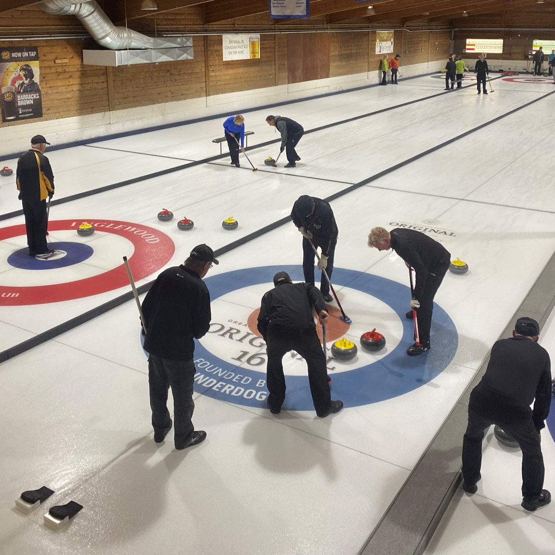 Golf_Inglewood's tweet image. Welcome back Curlers! Today we are 'Sliding' into the the 2023/24 curling season!  The first league to hit the ice is the Silver Sweepers.  Good luck to all curlers &amp;amp; cheers to another great season 🥌🥌👍

#calgarycurling #curlingseason #openingday #curlingleagues #inglewoodgcc