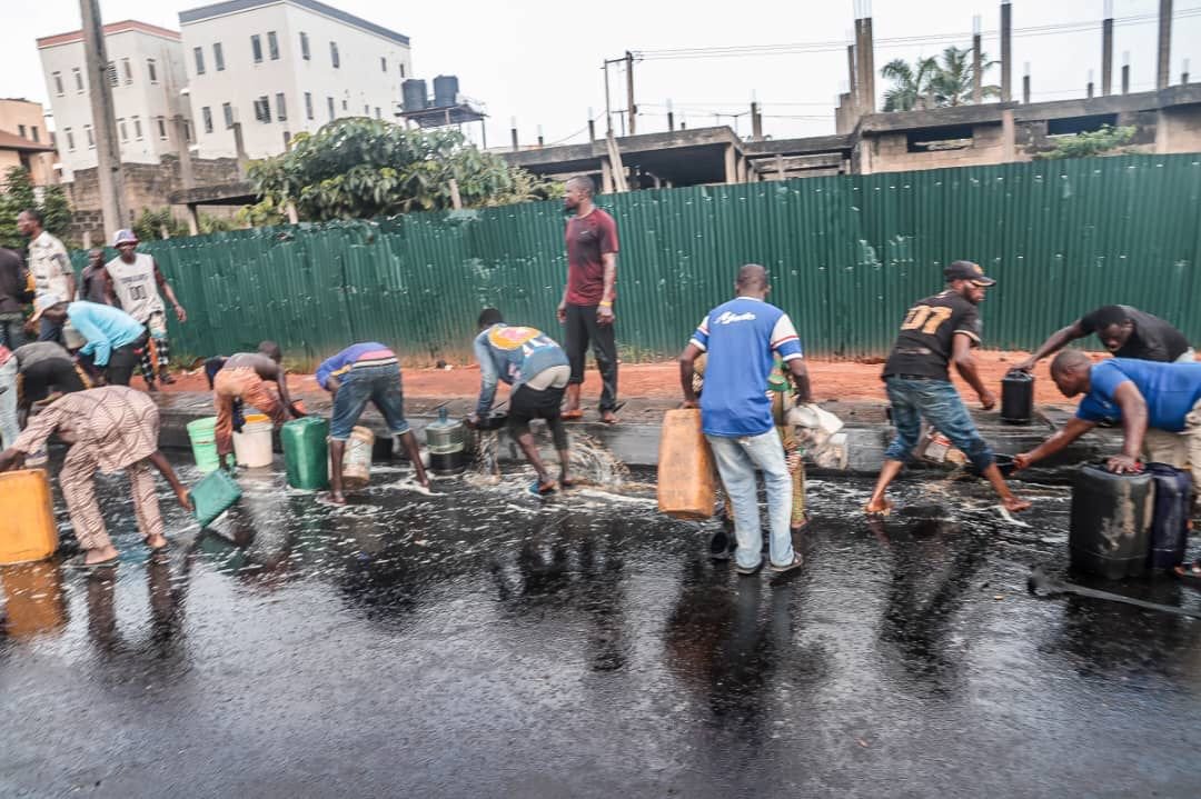 NTANewsNow's tweet photo. OVERTURNED TANKER LEAKAGE AT OTEDOLA BRIDGE

Motorists and Members of the public are cautioned to proceed with  extreme caution in and around  the Otedola bridge  to prevent any form of explosion or ignition from naked
 flame or other activity. 

This followed the overturning of a tanker which contents are sadi to be leaking.

The area is being cordoned off by first responders and police  to prevent illegal scooping of the product.