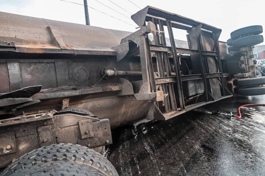 NTANewsNow's tweet photo. OVERTURNED TANKER LEAKAGE AT OTEDOLA BRIDGE

Motorists and Members of the public are cautioned to proceed with  extreme caution in and around  the Otedola bridge  to prevent any form of explosion or ignition from naked
 flame or other activity. 

This followed the overturning of a tanker which contents are sadi to be leaking.

The area is being cordoned off by first responders and police  to prevent illegal scooping of the product.