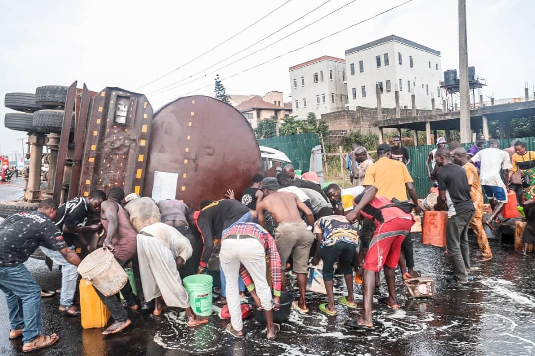 NTANewsNow's tweet photo. OVERTURNED TANKER LEAKAGE AT OTEDOLA BRIDGE

Motorists and Members of the public are cautioned to proceed with  extreme caution in and around  the Otedola bridge  to prevent any form of explosion or ignition from naked
 flame or other activity. 

This followed the overturning of a tanker which contents are sadi to be leaking.

The area is being cordoned off by first responders and police  to prevent illegal scooping of the product.